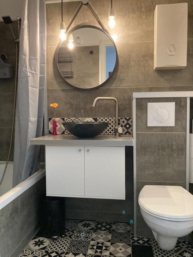 Living At Saarpartments -Adults Only- 2 Bedroom, Netflix - Business & Holiday Apartments For Long- And Short Term Stay, 3 Min To Train Station, Secure E-Bike Parking! Sarrebruck Extérieur photo