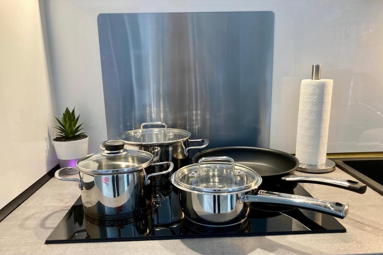 Living At Saarpartments -Adults Only- 2 Bedroom, Netflix - Business & Holiday Apartments For Long- And Short Term Stay, 3 Min To Train Station, Secure E-Bike Parking! Sarrebruck Extérieur photo